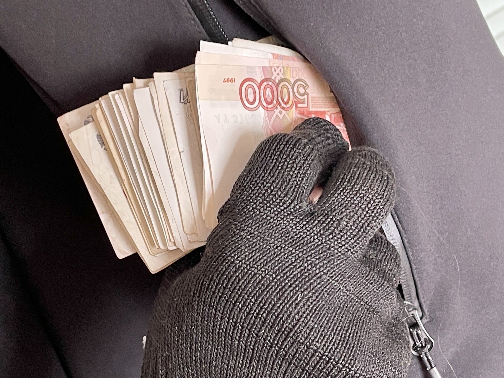 В эту сумму вошли личные сбережения и деньги, взятые в долг